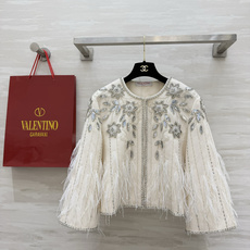 Valentin²⁶重工钉珠羽毛外套 月光白满钻刺绣 轻盈羽毛自带柔光滤镜的贵气感 晚宴/约会/重要场合的战衣 上身就是 Valentin²⁶重工钉珠羽毛外套 月光白满钻刺绣 轻盈羽毛自带柔光滤镜的贵气感 晚宴/约会/重要场合的战衣 上身就是