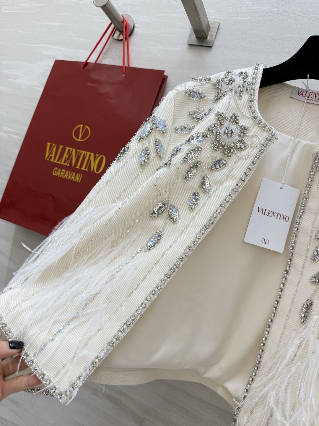 Valentin²⁶重工钉珠羽毛外套 月光白满钻刺绣 轻盈羽毛自带柔光滤镜的贵气感 晚宴/约会/重要场合的战衣 上身就是