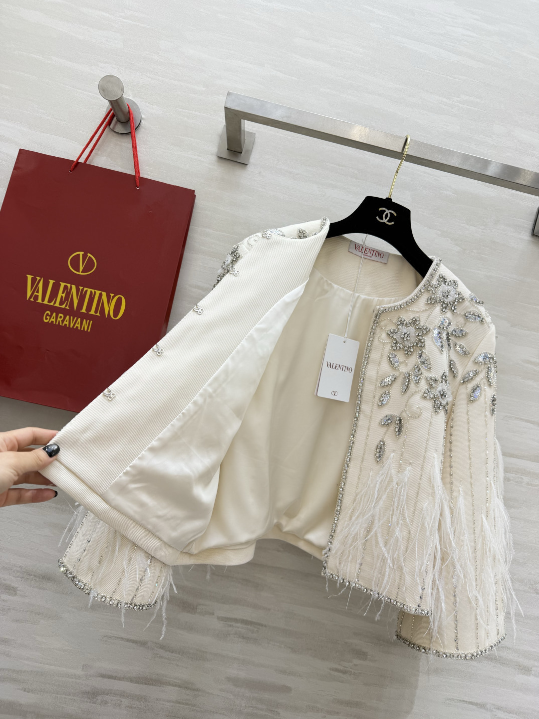 Valentin²⁶重工钉珠羽毛外套 月光白满钻刺绣 轻盈羽毛自带柔光滤镜的贵气感 晚宴/约会/重要场合的战衣 上身就是