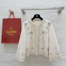 Valentin♡²⁶重工刺绣钉珠外套 奶杏底色 手工立体钉珠刺绣 自带柔光滤镜的贵气感 上身就是行走的优雅范本 温柔又 Valentin♡²⁶重工刺绣钉珠外套 奶杏底色 手工立体钉珠刺绣 自带柔光滤镜的贵气感 上身就是行走的优雅范本 温柔又