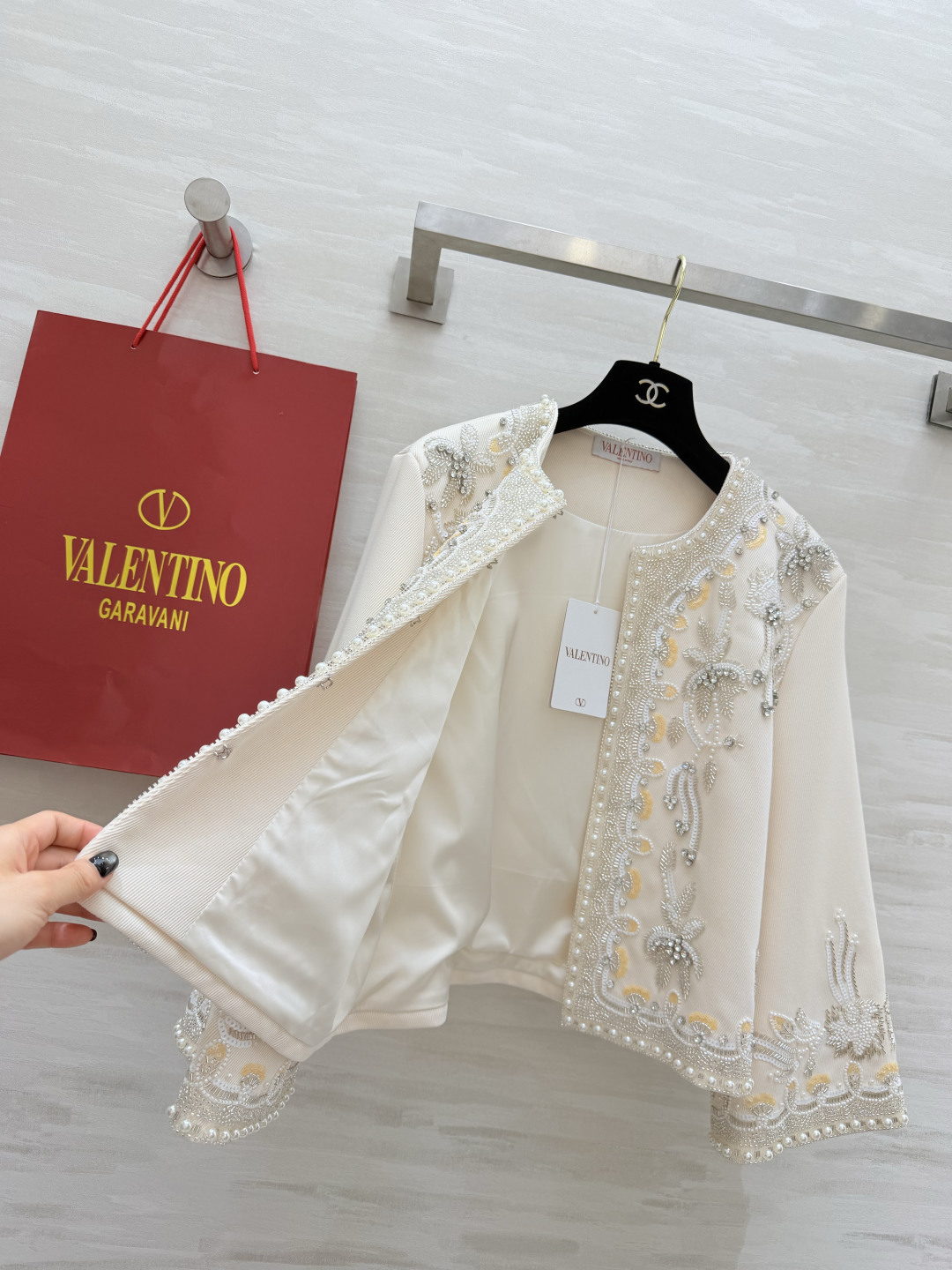 Valentin♡²⁶重工刺绣钉珠外套 奶杏底色 手工立体钉珠刺绣 自带柔光滤镜的贵气感 上身就是行走的优雅范本 温柔又