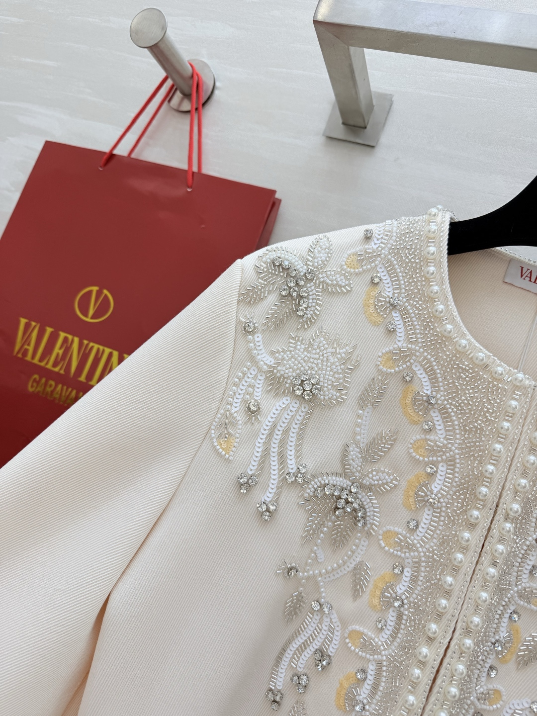 Valentin♡²⁶重工刺绣钉珠外套 奶杏底色 手工立体钉珠刺绣 自带柔光滤镜的贵气感 上身就是行走的优雅范本 温柔又