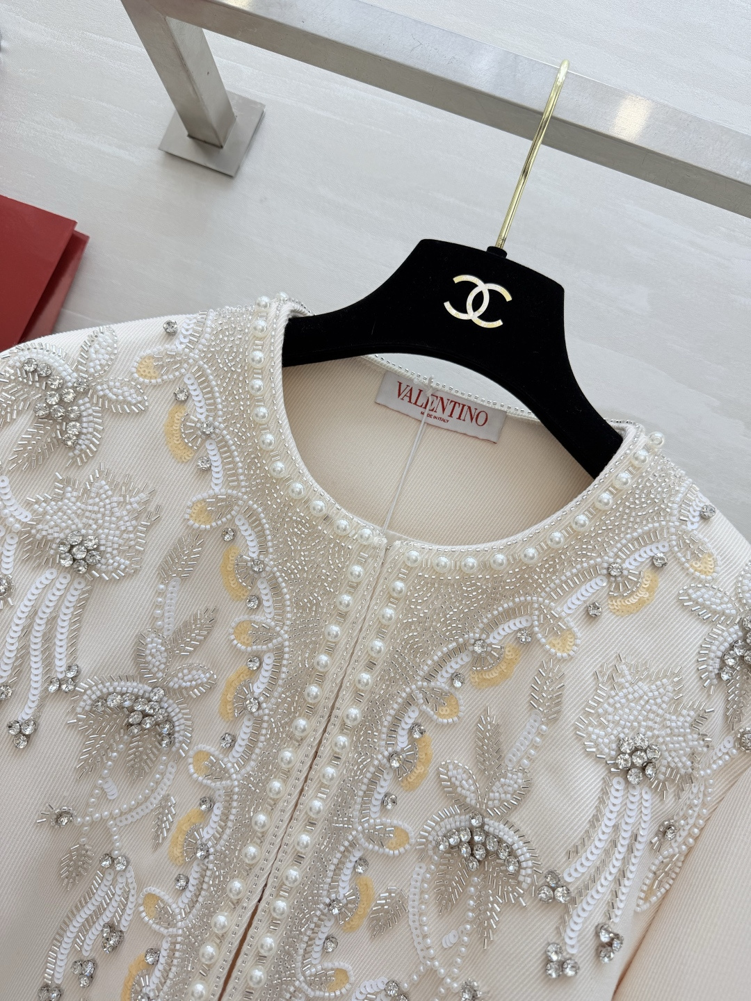 Valentin♡²⁶重工刺绣钉珠外套 奶杏底色 手工立体钉珠刺绣 自带柔光滤镜的贵气感 上身就是行走的优雅范本 温柔又