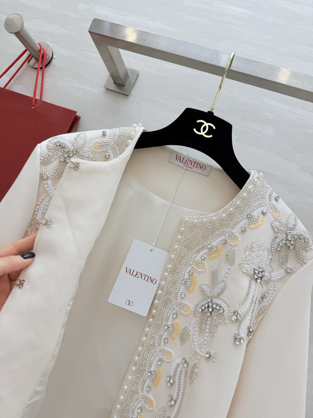 Valentin♡²⁶重工刺绣钉珠外套 奶杏底色 手工立体钉珠刺绣 自带柔光滤镜的贵气感 上身就是行走的优雅范本 温柔又