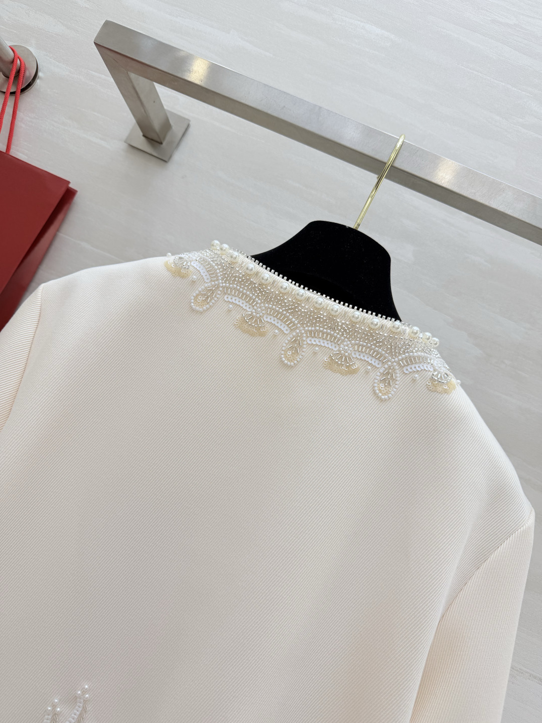 Valentin♡²⁶重工刺绣钉珠外套 奶杏底色 手工立体钉珠刺绣 自带柔光滤镜的贵气感 上身就是行走的优雅范本 温柔又