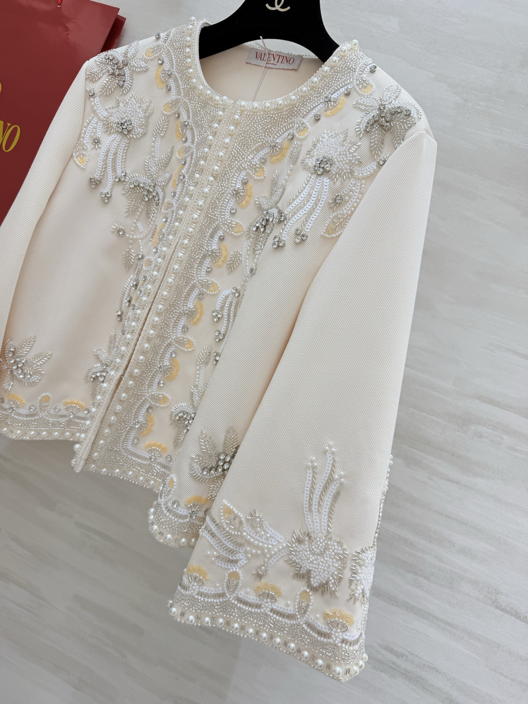 Valentin♡²⁶重工刺绣钉珠外套 奶杏底色 手工立体钉珠刺绣 自带柔光滤镜的贵气感 上身就是行走的优雅范本 温柔又