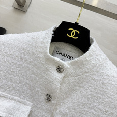 Chane♡²⁶白色粗花呢腰带款连衣裙 立领 复古雕花扣 氛围感拉满 多口袋工装小香设计 飒柔兼具配套腰带 收腰显比例 Chane♡²⁶白色粗花呢腰带款连衣裙 立领 复古雕花扣 氛围感拉满 多口袋工装小香设计 飒柔兼具配套腰带 收腰显比例