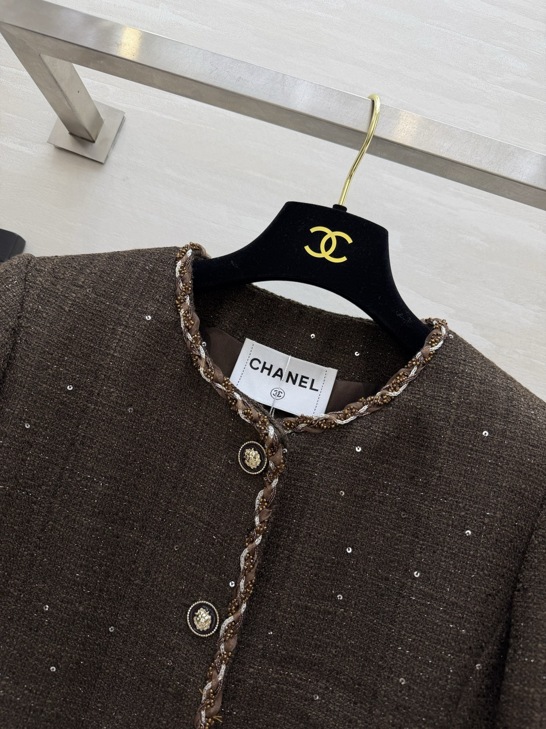 Chan♡²⁶深棕闪丝外套 复古咖色花呢 细闪肌理高级耐看 手工编织滚边 复古金属雕花扣 经典双口袋 版型得体显瘦 秋日
