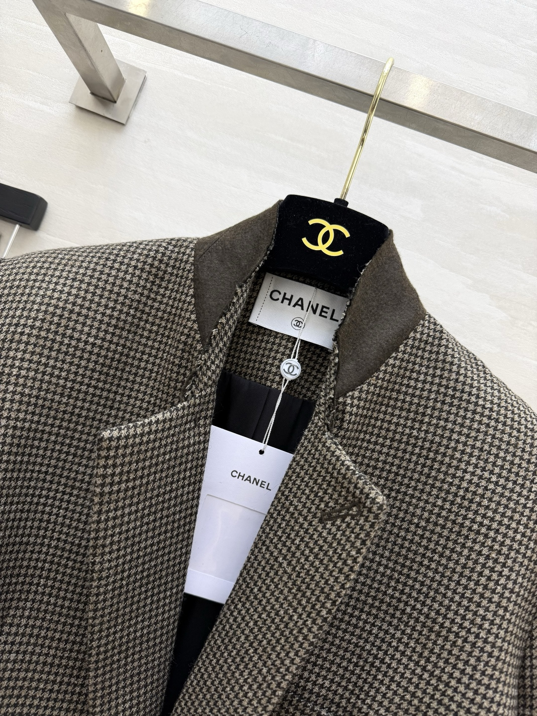 CCCHA²⁶▪格纹短款复古西装 棕调格纹羊毛面料｜截短高腰版型 显高比例绝了 复古雕花金扣 下摆毛边细节 可飒可雅 早