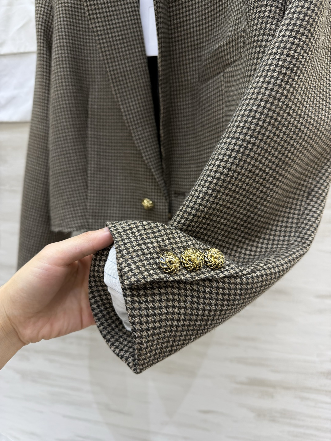 CCCHA²⁶▪格纹短款复古西装 棕调格纹羊毛面料｜截短高腰版型 显高比例绝了 复古雕花金扣 下摆毛边细节 可飒可雅 早