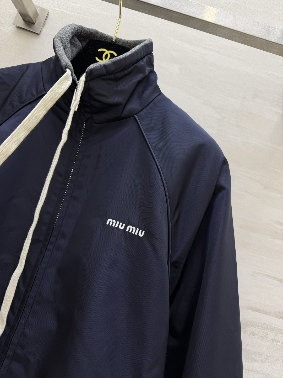 MMMIU♡²⁶▪正反两穿休闲夹克 一衣两穿|梭织防风面 摇粒绒内里 宽松棒球版型 抽绳立领 罗纹收边 实用插袋 红灰 MMMIU♡²⁶▪正反两穿休闲夹克 一衣两穿|梭织防风面 摇粒绒内里 宽松棒球版型 抽绳立领 罗纹收边 实用插袋 红灰