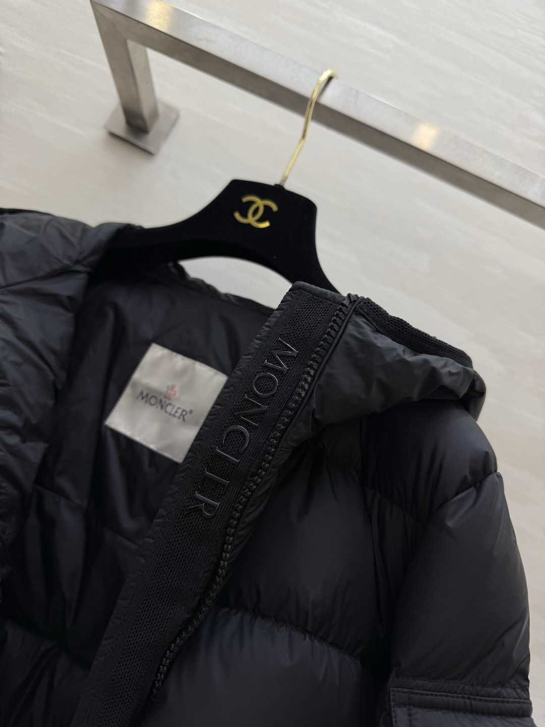 MMMONC♡²⁶▪黑色连帽羽绒服 高蓬松白鹅绒填充｜分格锁绒 哑光防风面料 不易跑绒 连帽双向拉链 手臂徽章细节 拉链