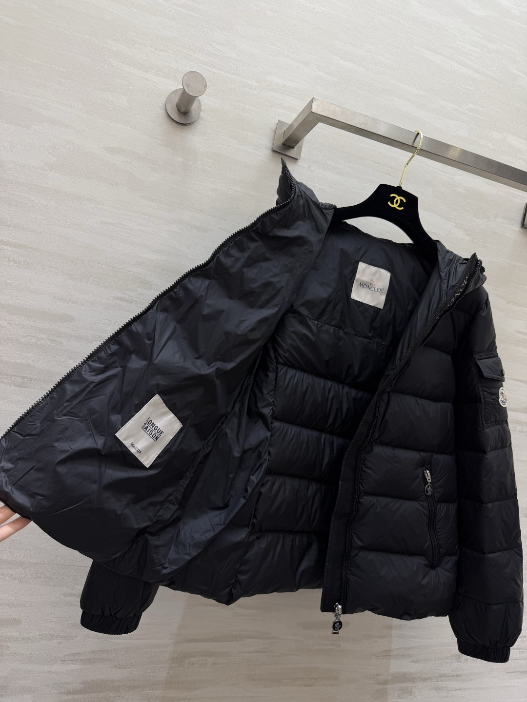 MMMONC♡²⁶▪黑色连帽羽绒服 高蓬松白鹅绒填充｜分格锁绒 哑光防风面料 不易跑绒 连帽双向拉链 手臂徽章细节 拉链