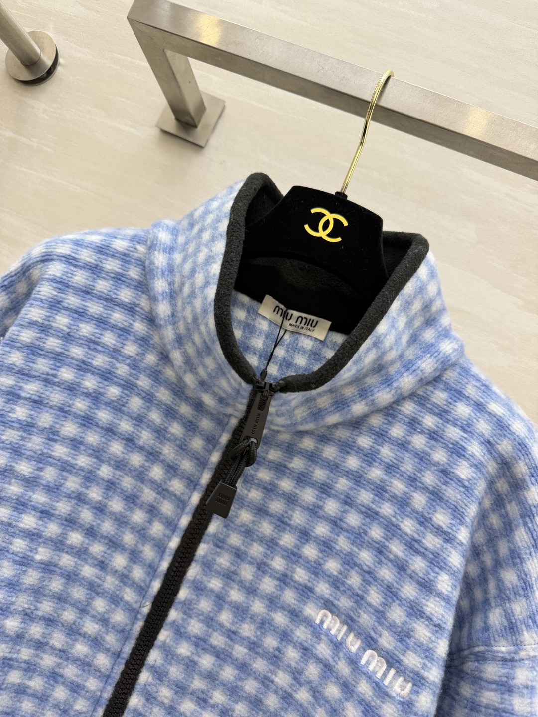 ▪MMMIU²⁶蓝白格纹摇粒绒外套 软糯摇粒绒|清爽蓝白格纹 撞色黑立领 胸前刺绣细节 拉链口袋|袖口下摆抽绳可调节 宽 ▪MMMIU²⁶蓝白格纹摇粒绒外套 软糯摇粒绒|清爽蓝白格纹 撞色黑立领 胸前刺绣细节 拉链口袋|袖口下摆抽绳可调节 宽