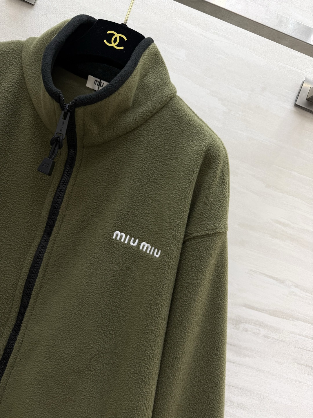 MMMIU²⁶▪军绿色摇粒绒外套 摇粒绒｜复古军绿色调 撞色黑立领 胸前刺绣标识 拉链口袋｜袖口下摆抽绳可调节 宽松落肩