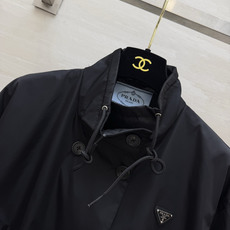 PPPRA♡²⁶▪黑色收腰工装风衣 哑光防风面料|挺括抗皱 立领抽绳 双排扣设计 腰部抽绳 可收腰可宽松✨三角金属标识 PPPRA♡²⁶▪黑色收腰工装风衣 哑光防风面料|挺括抗皱 立领抽绳 双排扣设计 腰部抽绳 可收腰可宽松✨三角金属标识