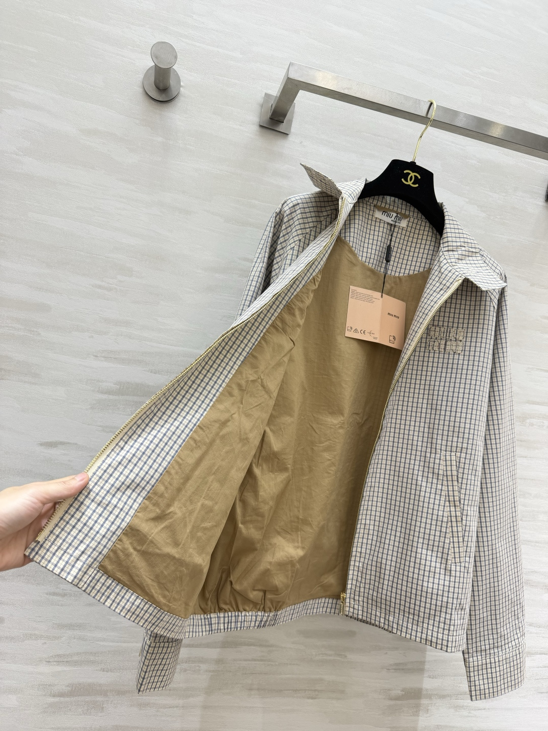 ▪MMMIU²⁶复古细格纹外套 经典细格｜复古调调 立领拉链半扣门襟 胸前刺绣🪡字母细节✨斜插口袋 利落版型 轻松拉高腰