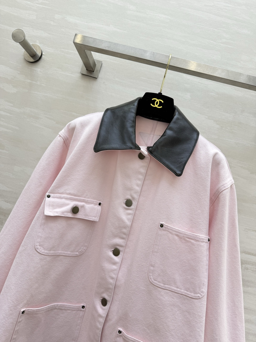 PPPRA♡²⁶▪山羊皮领拼接粉色工装外套 甜酷撞色｜山羊皮黑皮领 浅粉衣身 宽松落肩 多口袋工装设计 复古金属按扣 挺