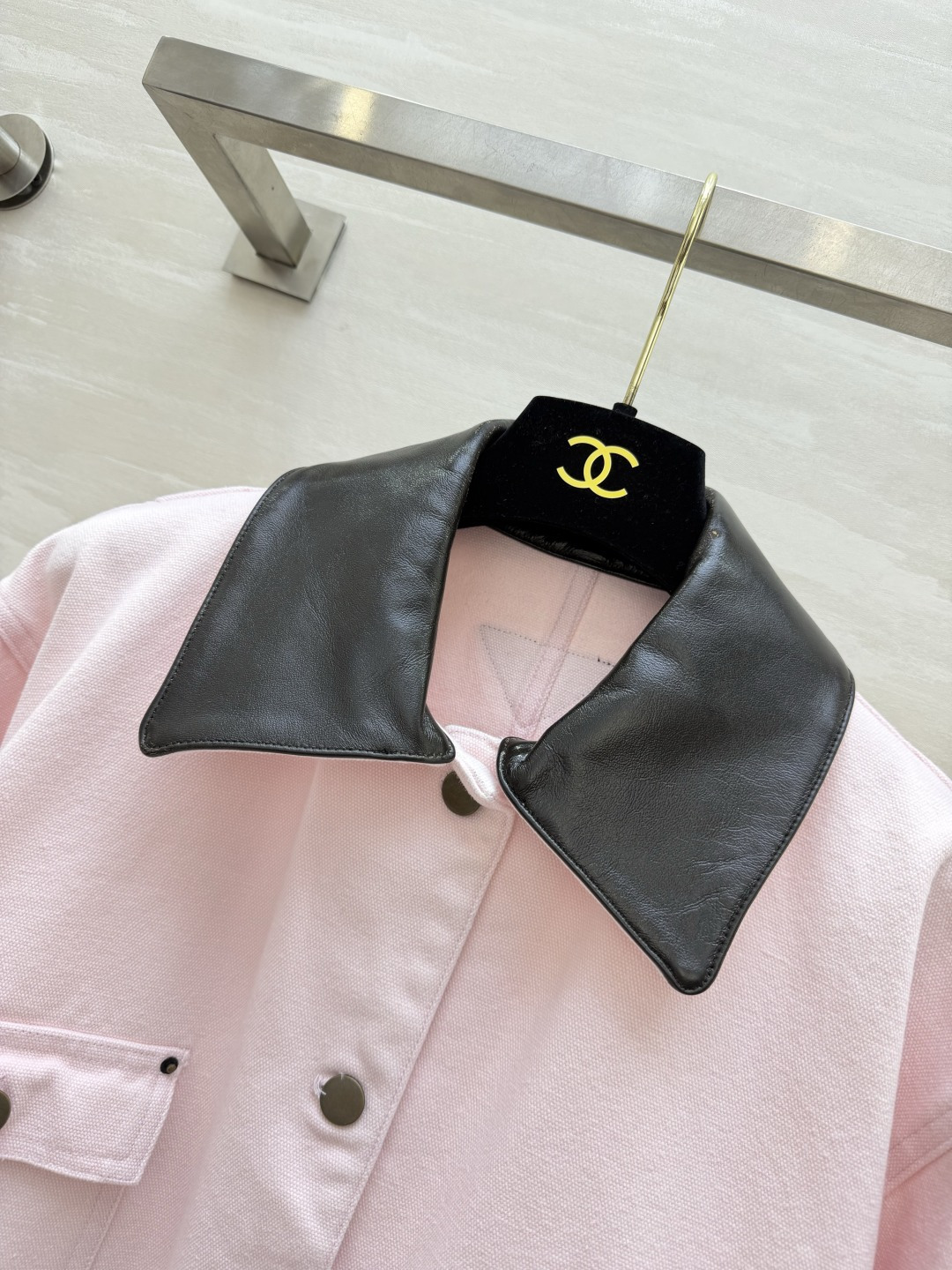 PPPRA♡²⁶▪山羊皮领拼接粉色工装外套 甜酷撞色｜山羊皮黑皮领 浅粉衣身 宽松落肩 多口袋工装设计 复古金属按扣 挺