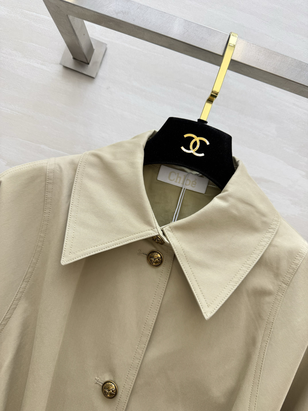 Chlo♡²⁶花苞下摆收腰风衣 复古卡其｜小翻领金属扣 自带腰带可收腰凸显腰线 花苞下摆设计 宽松藏肉 挺括面料通勤日常
