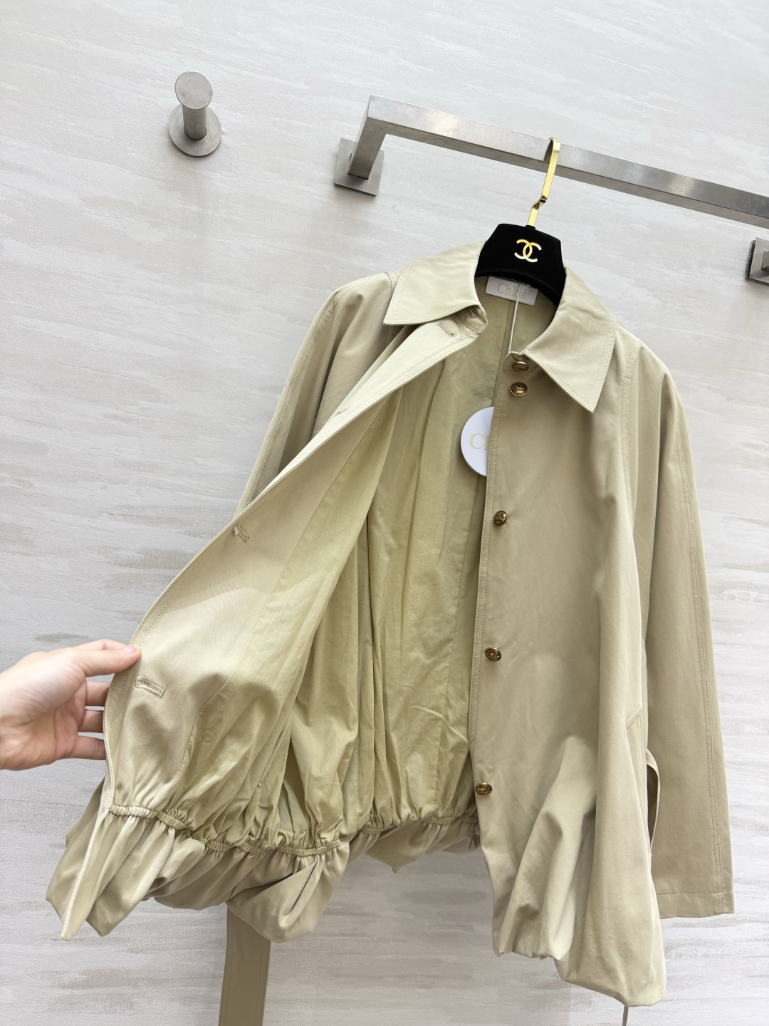 Chlo♡²⁶花苞下摆收腰风衣 复古卡其｜小翻领金属扣 自带腰带可收腰凸显腰线 花苞下摆设计 宽松藏肉 挺括面料通勤日常