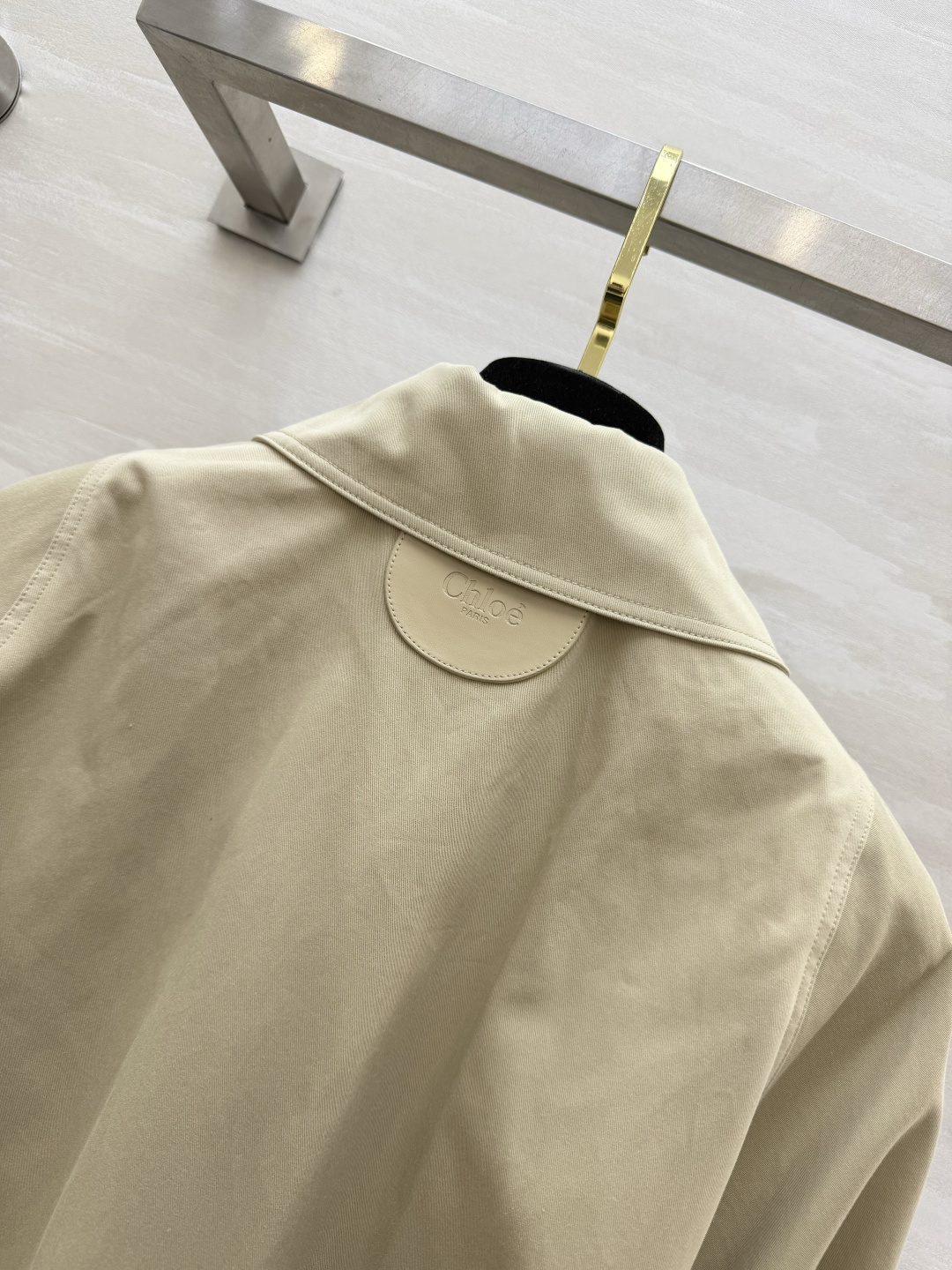 Chlo♡²⁶花苞下摆收腰风衣 复古卡其｜小翻领金属扣 自带腰带可收腰凸显腰线 花苞下摆设计 宽松藏肉 挺括面料通勤日常