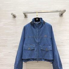 Loew♡²⁶工装牛仔外套✨复古水洗牛仔蓝|立领抽绳 肩部皮料拼接 精致小刺绣 下摆可抽绳 大工装口袋 落肩宽松版型 早 Loew♡²⁶工装牛仔外套✨复古水洗牛仔蓝|立领抽绳 肩部皮料拼接 精致小刺绣 下摆可抽绳 大工装口袋 落肩宽松版型 早