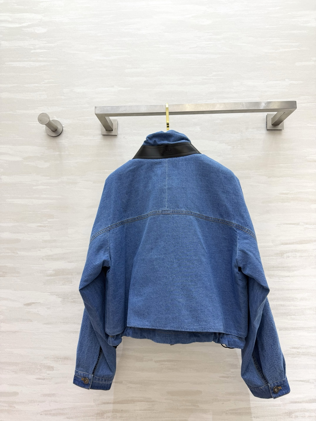 Loew♡²⁶工装牛仔外套✨复古水洗牛仔蓝｜立领抽绳 肩部皮料拼接 精致小刺绣 下摆可抽绳 大工装口袋 落肩宽松版型 早