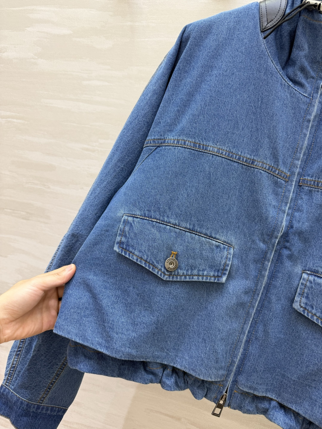Loew♡²⁶工装牛仔外套✨复古水洗牛仔蓝｜立领抽绳 肩部皮料拼接 精致小刺绣 下摆可抽绳 大工装口袋 落肩宽松版型 早