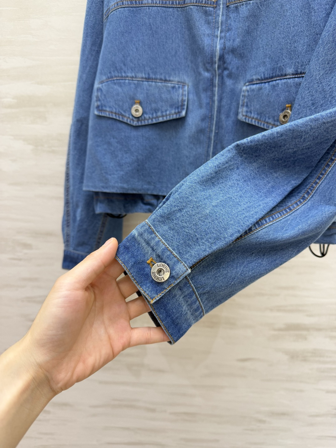 Loew♡²⁶工装牛仔外套✨复古水洗牛仔蓝｜立领抽绳 肩部皮料拼接 精致小刺绣 下摆可抽绳 大工装口袋 落肩宽松版型 早