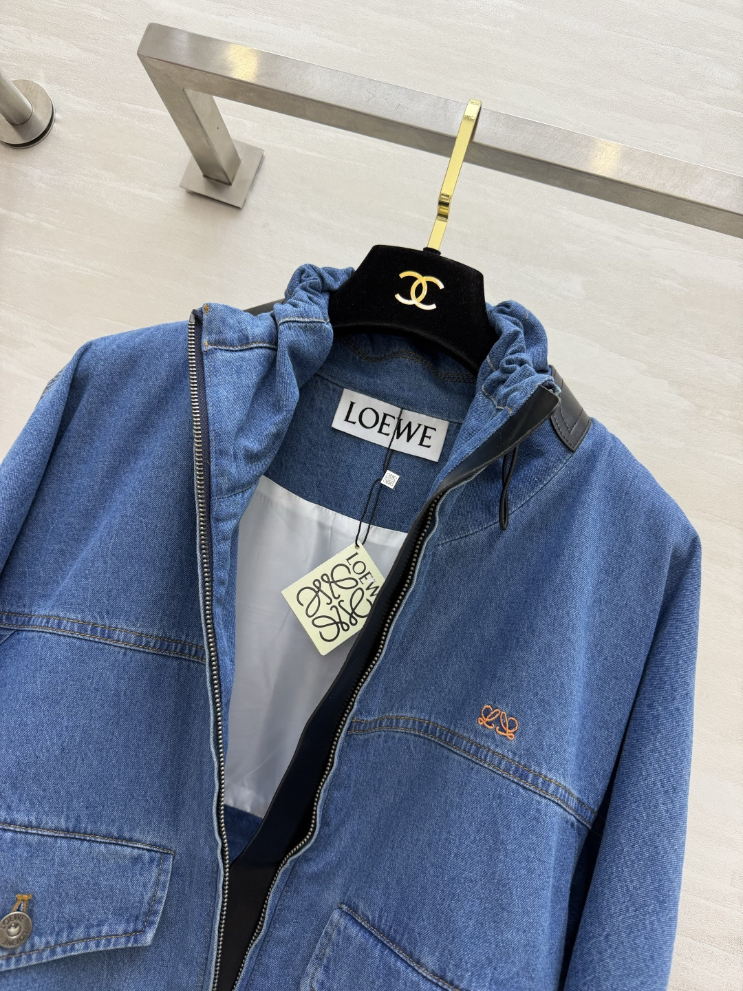 Loew♡²⁶工装牛仔外套✨复古水洗牛仔蓝｜立领抽绳 肩部皮料拼接 精致小刺绣 下摆可抽绳 大工装口袋 落肩宽松版型 早