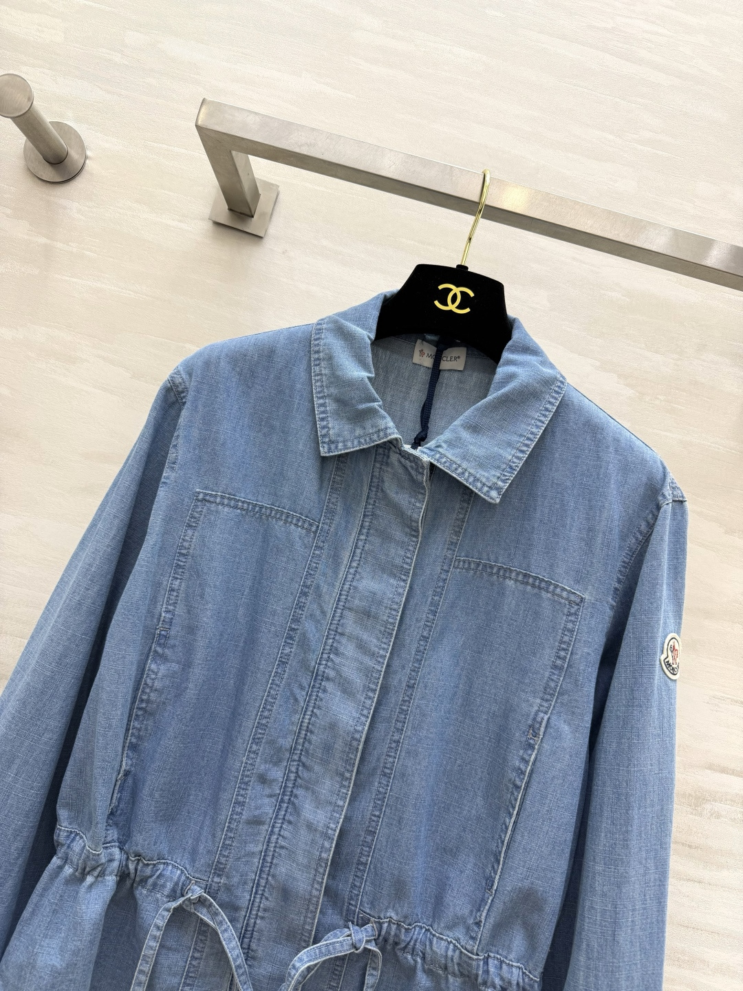 Monc♡²⁶抽绳收腰牛仔短外套✨浅水洗柔和牛仔蓝 翻领设计｜腰部可调节抽绳 工装大贴袋 袖口可翻折 袖臂精致徽章标识 
