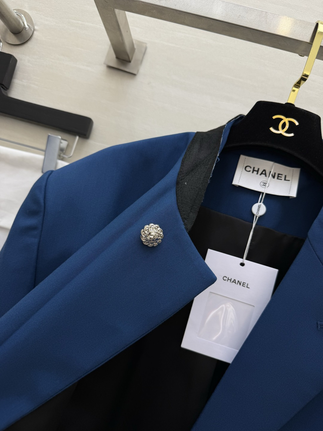 CCChan♡²⁶宝石蓝短款西装✨中式黑边立领｜定制雕花钻扣 短款显高版型 袖口翻折条纹内里 单侧口袋 利落微阔肩 浓郁