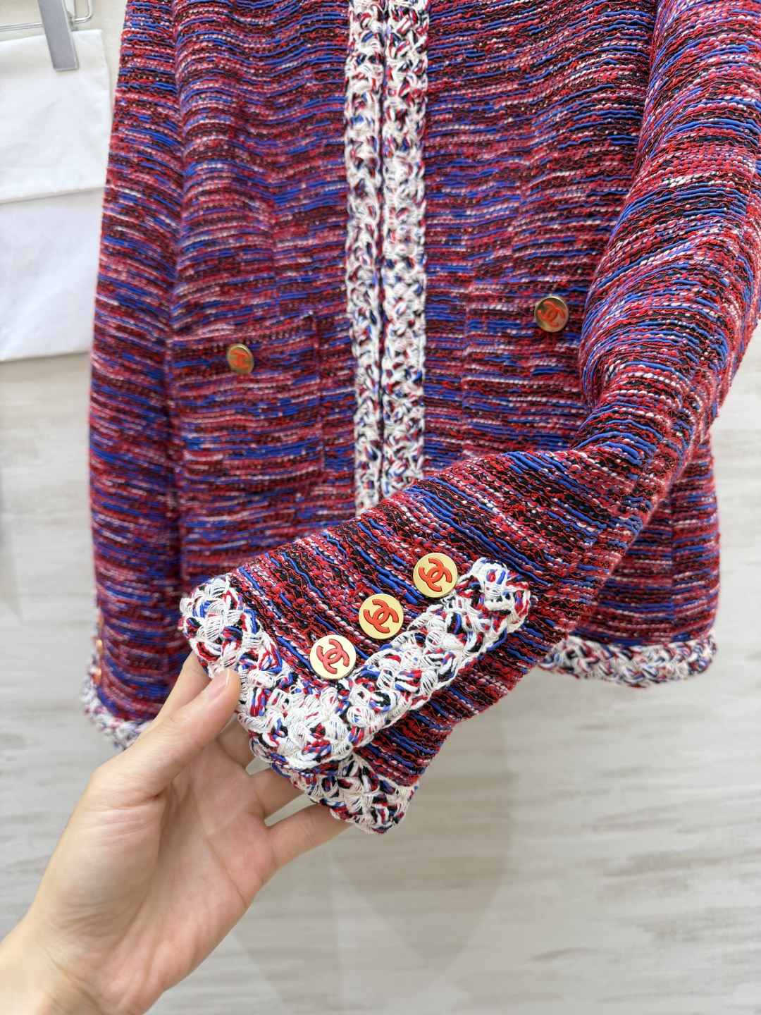 Chanel♡²⁶红调混色粗花呢✨红蓝交织花呢｜撞色编织滚边 复古金属扣 袖口排扣细节 经典圆领短箱型 双贴口袋 明媚复