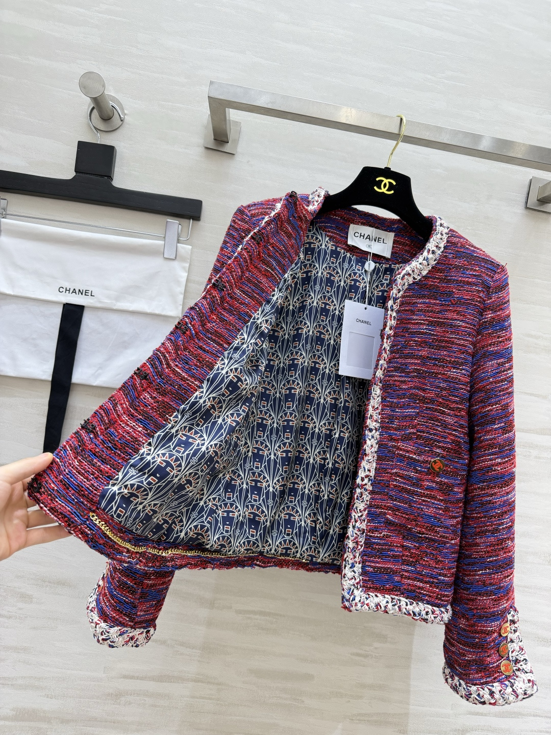 Chanel♡²⁶红调混色粗花呢✨红蓝交织花呢｜撞色编织滚边 复古金属扣 袖口排扣细节 经典圆领短箱型 双贴口袋 明媚复