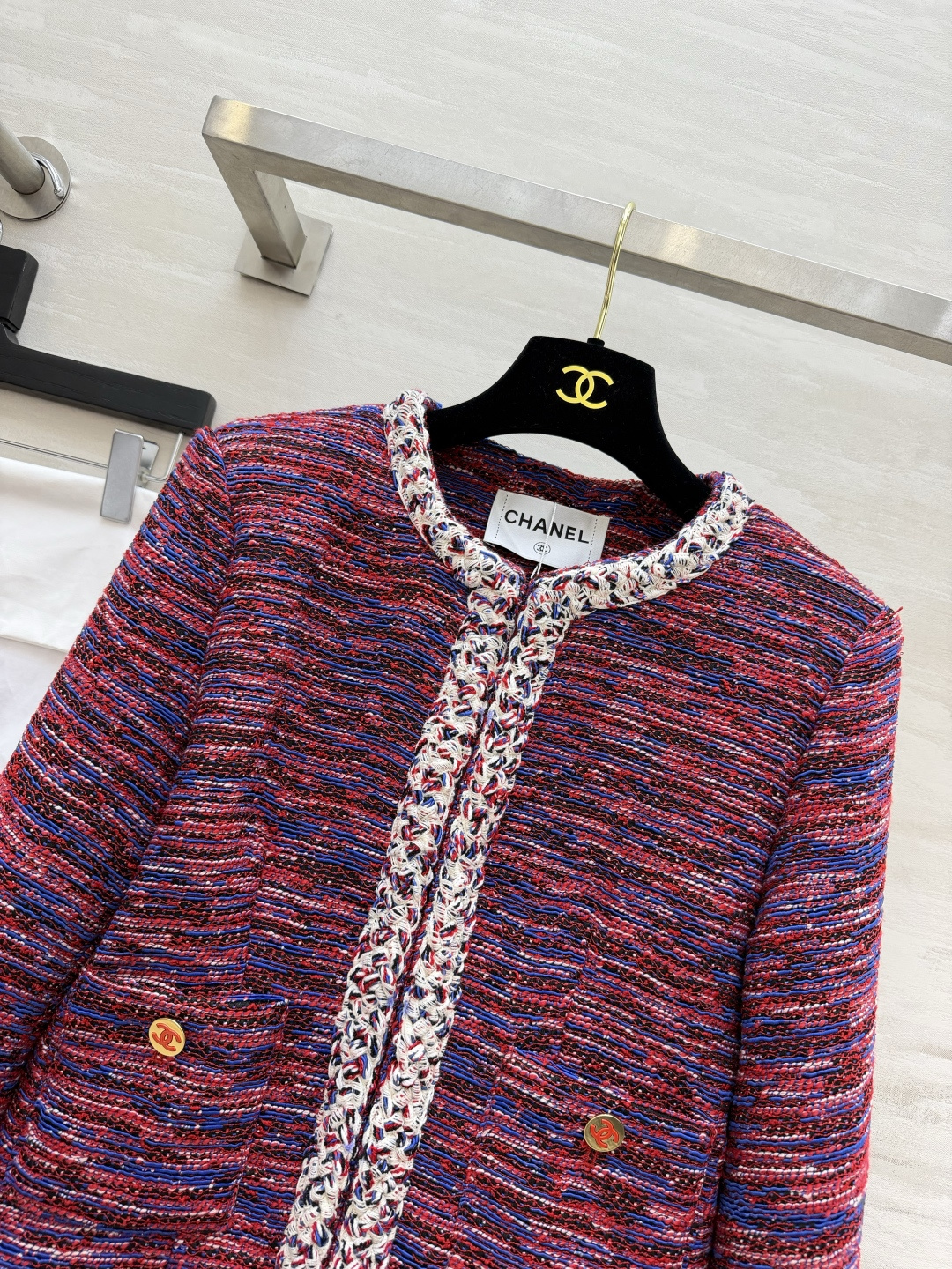 Chanel♡²⁶红调混色粗花呢✨红蓝交织花呢｜撞色编织滚边 复古金属扣 袖口排扣细节 经典圆领短箱型 双贴口袋 明媚复