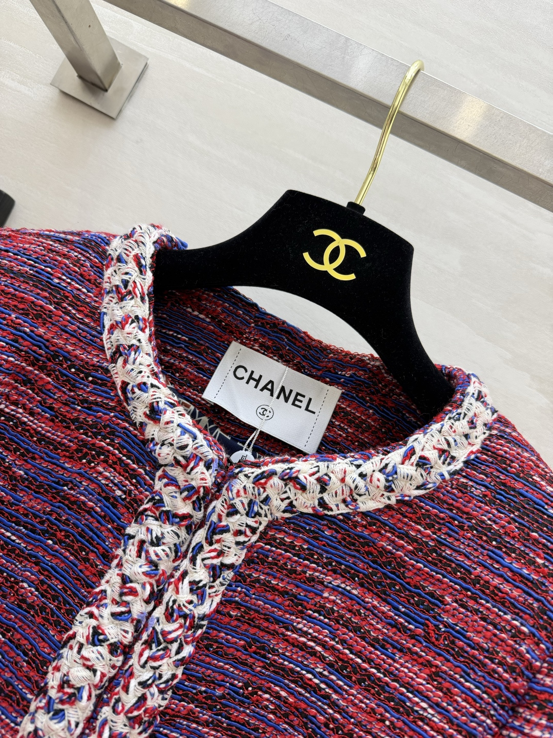 Chanel♡²⁶红调混色粗花呢✨红蓝交织花呢｜撞色编织滚边 复古金属扣 袖口排扣细节 经典圆领短箱型 双贴口袋 明媚复