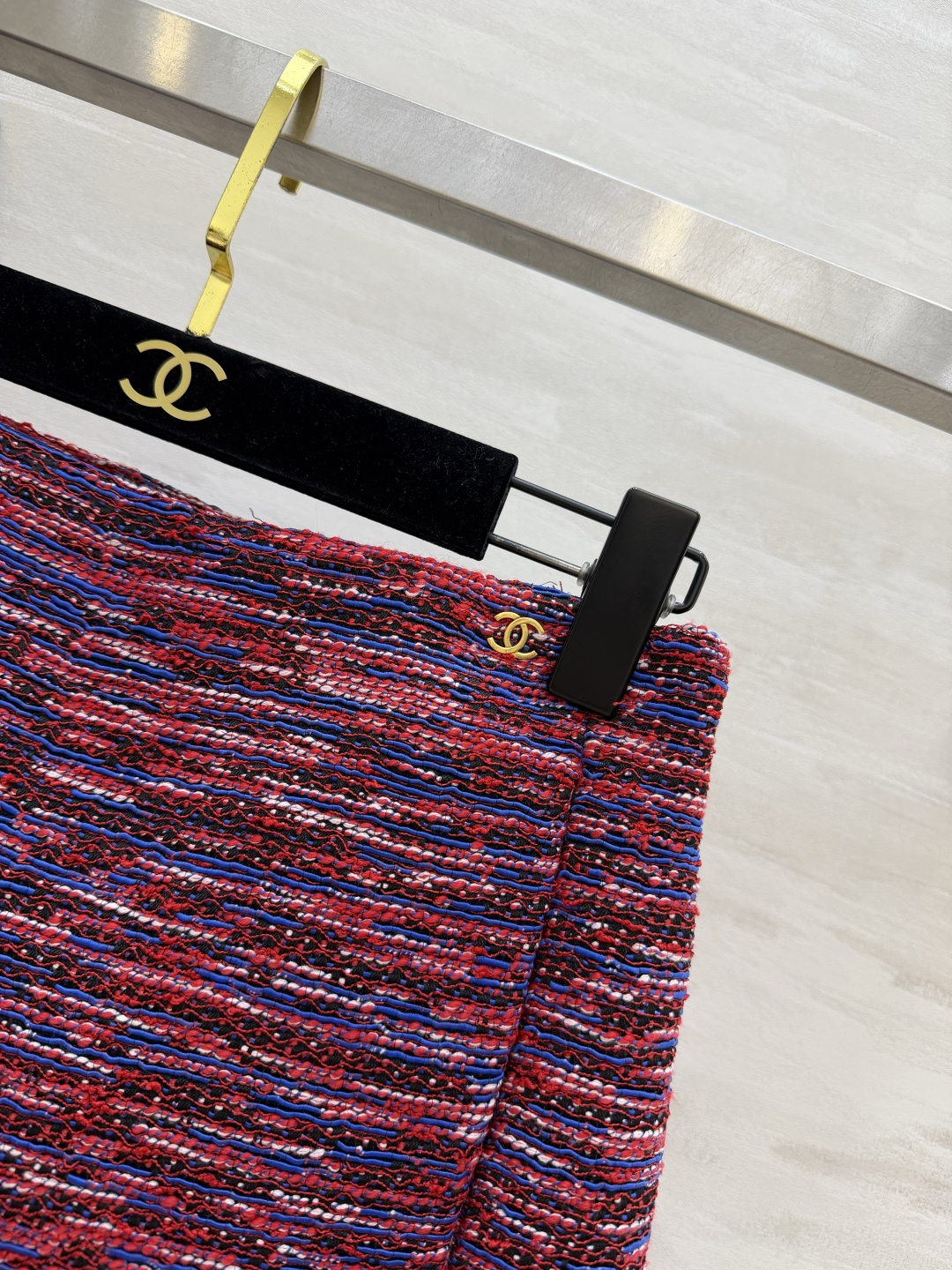 Chanel²⁶红蓝粗花呢半裙✨同系列混色花呢面料｜高腰A字版型 下摆编织滚边 腰侧金属标识挺括有型 遮胯显瘦 可成套搭