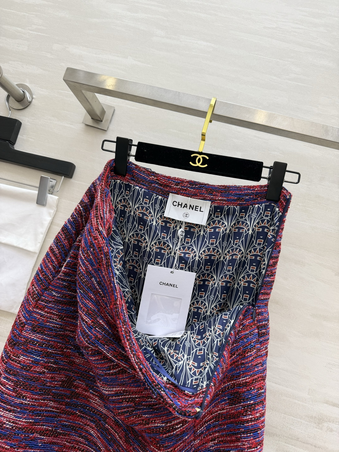 Chanel²⁶红蓝粗花呢半裙✨同系列混色花呢面料｜高腰A字版型 下摆编织滚边 腰侧金属标识挺括有型 遮胯显瘦 可成套搭