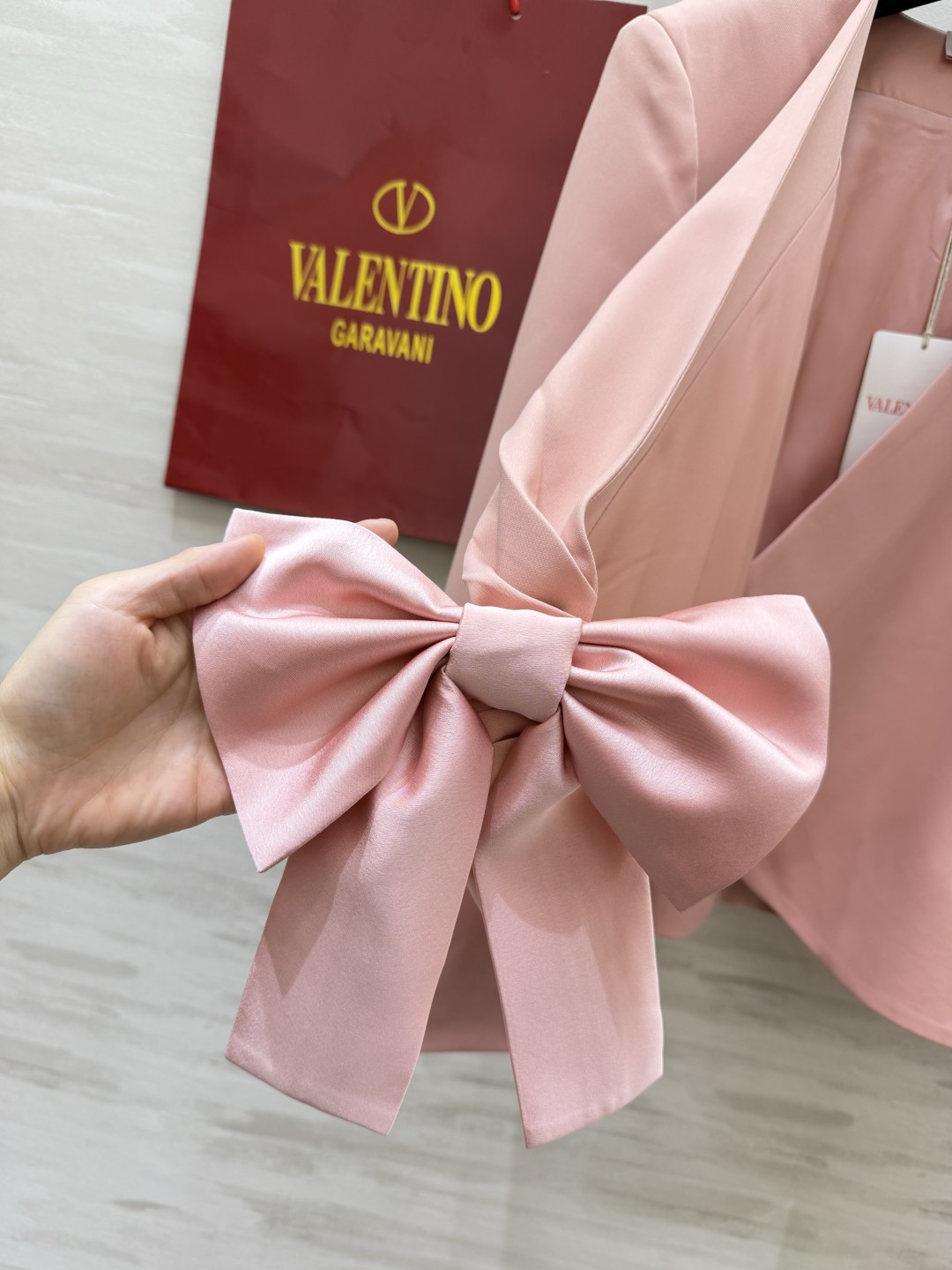 Valentinnn♡²⁶蜜桃粉蝴蝶结围裹式上衣✨温柔蜜桃粉｜交叉V领设计 腰侧立体大蝴蝶结 收腰褶皱剪裁 短款显高 挺