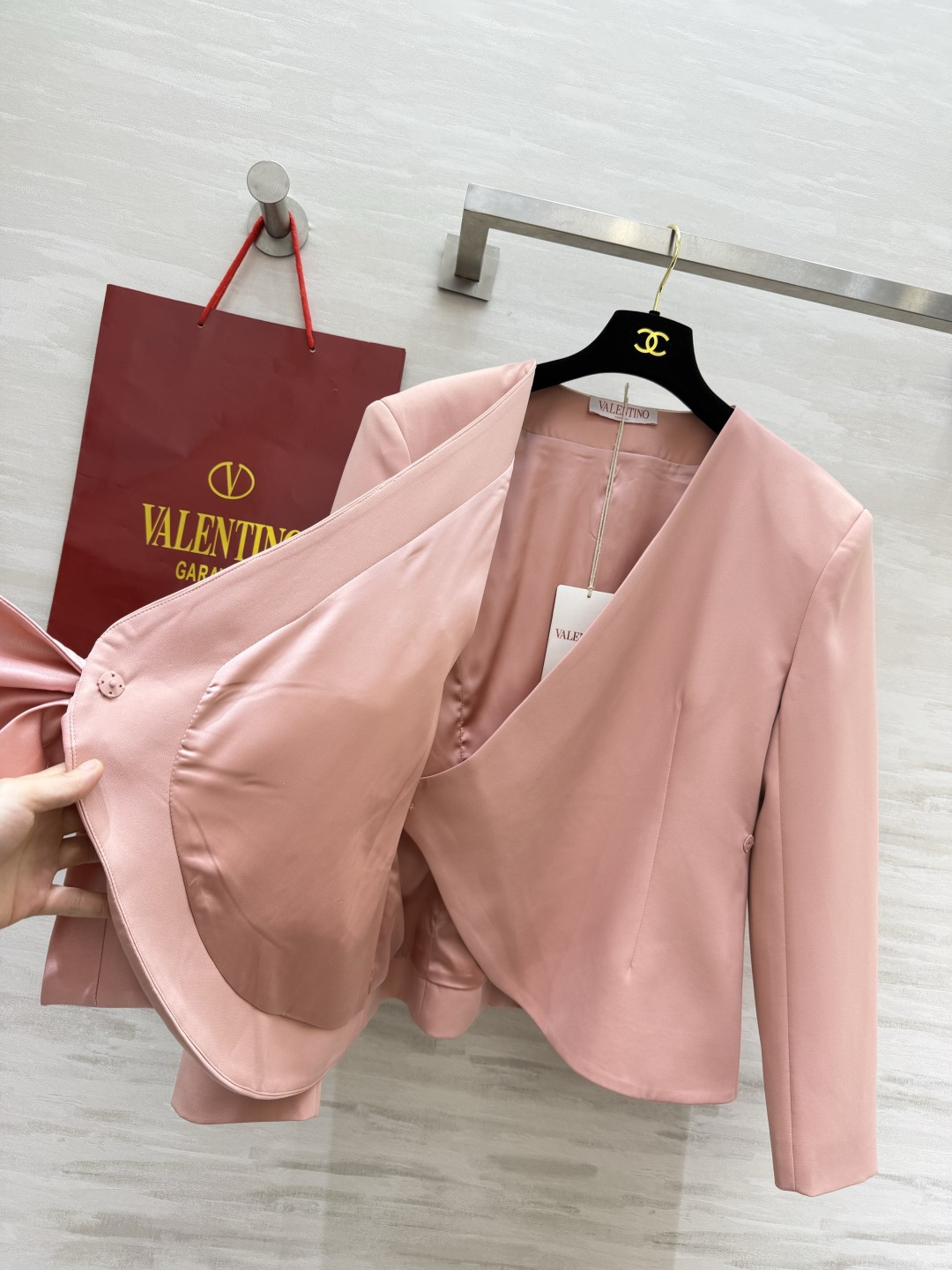 Valentinnn♡²⁶蜜桃粉蝴蝶结围裹式上衣✨温柔蜜桃粉｜交叉V领设计 腰侧立体大蝴蝶结 收腰褶皱剪裁 短款显高 挺