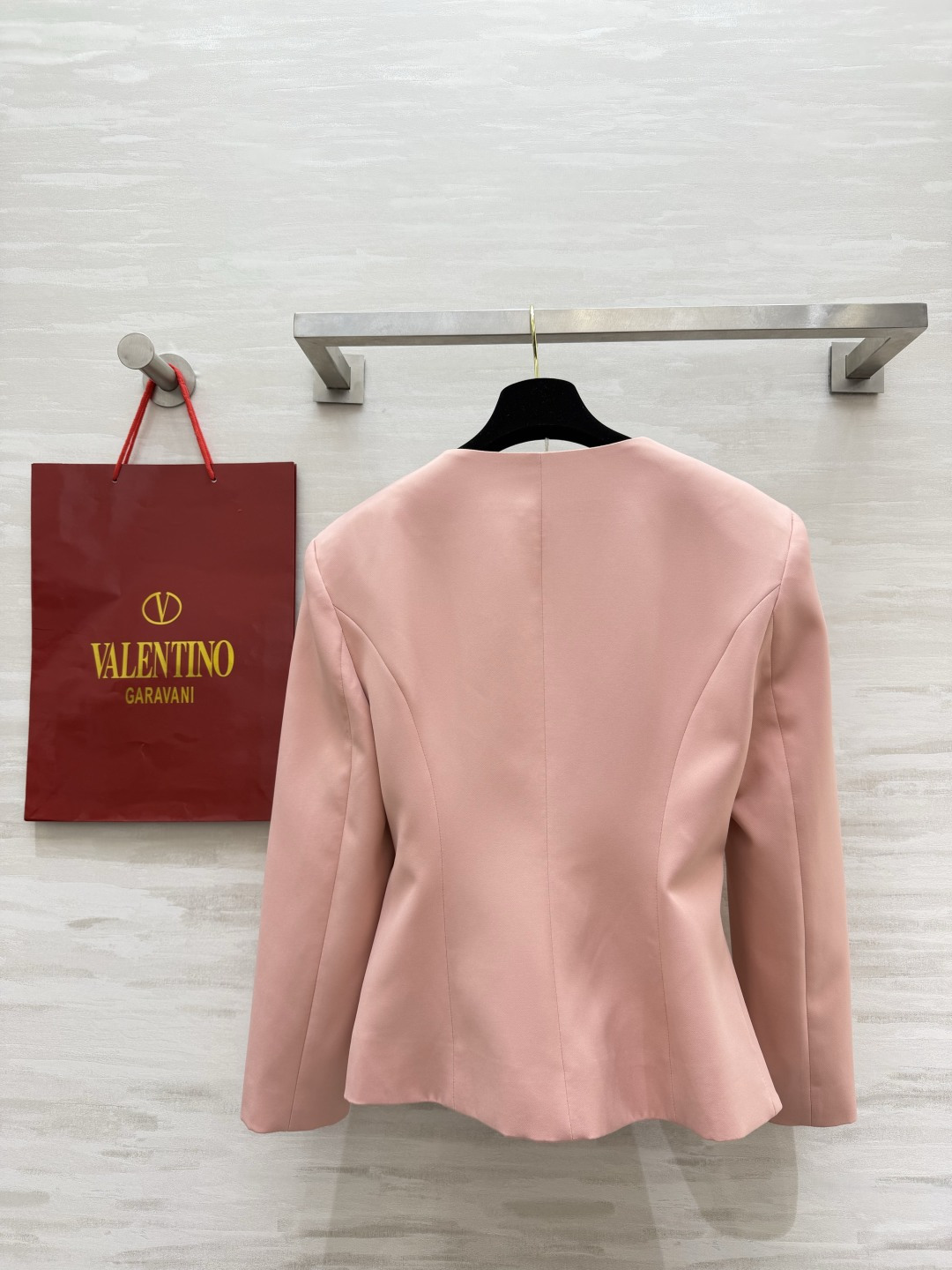 Valentinnn♡²⁶蜜桃粉蝴蝶结围裹式上衣✨温柔蜜桃粉｜交叉V领设计 腰侧立体大蝴蝶结 收腰褶皱剪裁 短款显高 挺