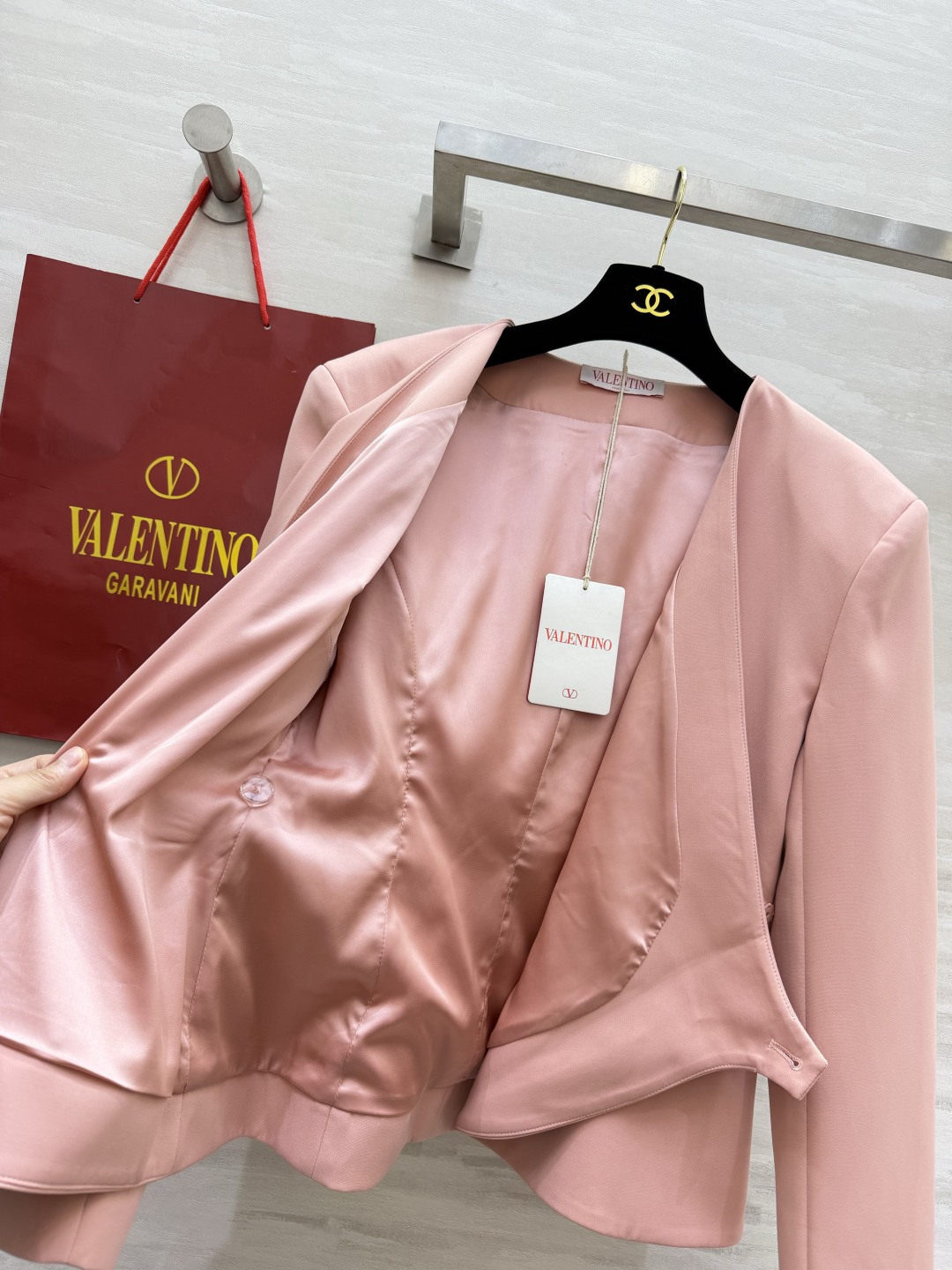 Valentinnn♡²⁶蜜桃粉蝴蝶结围裹式上衣✨温柔蜜桃粉｜交叉V领设计 腰侧立体大蝴蝶结 收腰褶皱剪裁 短款显高 挺