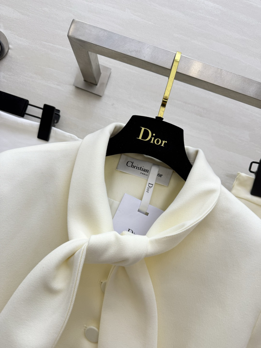 dior♡²⁶领结短外套+大摆半裙套装 经典两色可选 雅致米白、沉稳黑色 一套拿捏多种场合 上衣别致领结立领设计 温婉精