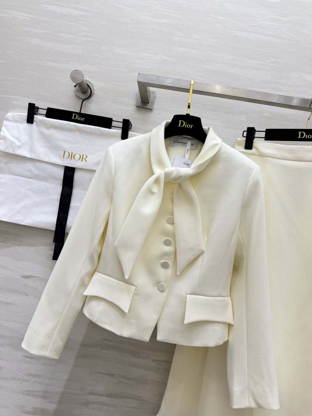 dior♡²⁶领结短外套+大摆半裙套装 经典两色可选 雅致米白、沉稳黑色 一套拿捏多种场合 上衣别致领结立领设计 温婉精
