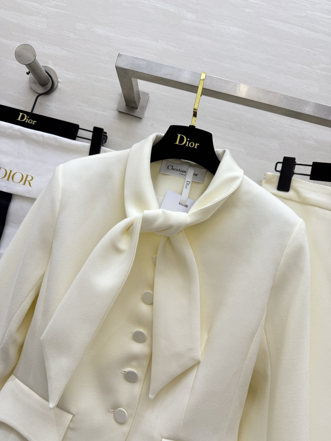 dior♡²⁶领结短外套+大摆半裙套装 经典两色可选 雅致米白、沉稳黑色 一套拿捏多种场合 上衣别致领结立领设计 温婉精
