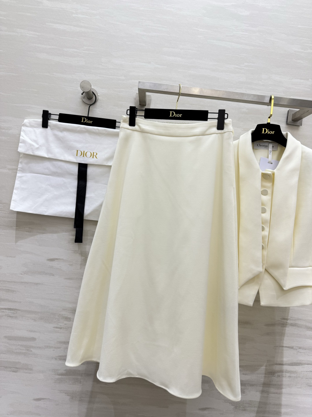 dior♡²⁶领结短外套+大摆半裙套装 经典两色可选 雅致米白、沉稳黑色 一套拿捏多种场合 上衣别致领结立领设计 温婉精