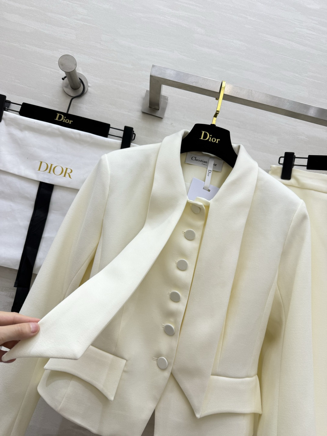 dior♡²⁶领结短外套+大摆半裙套装 经典两色可选 雅致米白、沉稳黑色 一套拿捏多种场合 上衣别致领结立领设计 温婉精