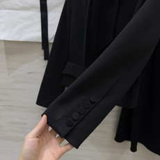 dior♡²⁶领结短外套+大摆半裙套装 经典两色可选 雅致米白、沉稳黑色 一套拿捏多种场合 上衣别致领结立领设计 温婉精 dior♡²⁶领结短外套+大摆半裙套装 经典两色可选 雅致米白、沉稳黑色 一套拿捏多种场合 上衣别致领结立领设计 温婉精
