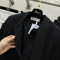 dior♡²⁶领结短外套+大摆半裙套装 经典两色可选 雅致米白、沉稳黑色 一套拿捏多种场合 上衣别致领结立领设计 温婉精 dior♡²⁶领结短外套+大摆半裙套装 经典两色可选 雅致米白、沉稳黑色 一套拿捏多种场合 上衣别致领结立领设计 温婉精
